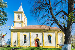 Biserica cu hramul: „Sfintii Arhangeli Mihail si Gavril“