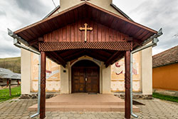 Biserica cu hramul: „Sfintii Arhangeli Mihail si Gavril”